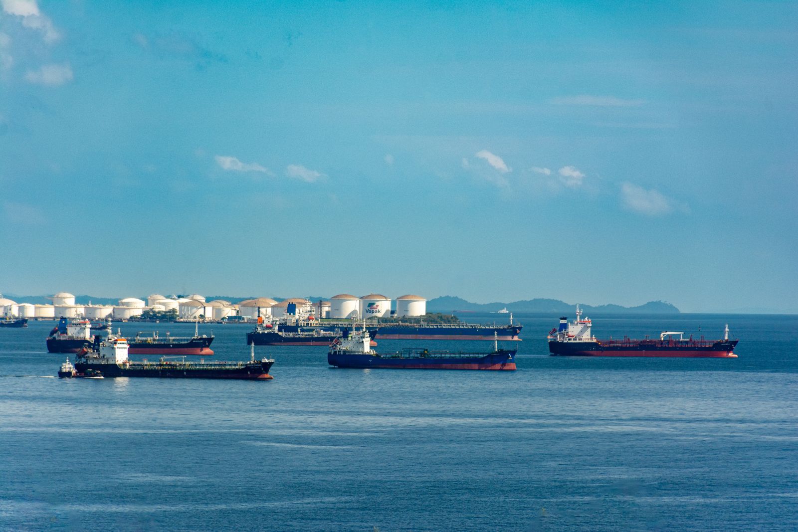 Navires marchands dans un port côtier