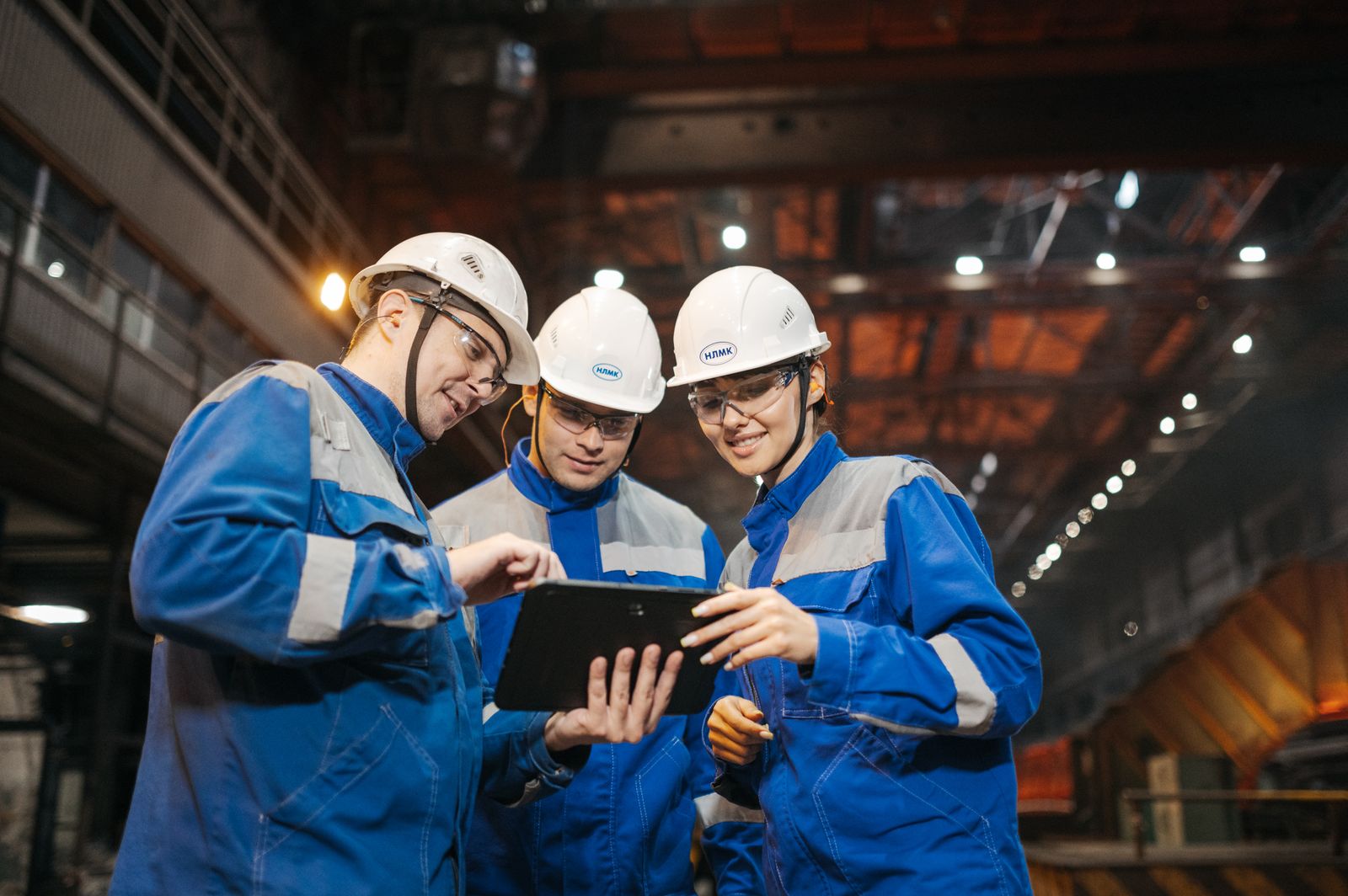 Ingénieurs travaillant ensemble sur un projet industriel