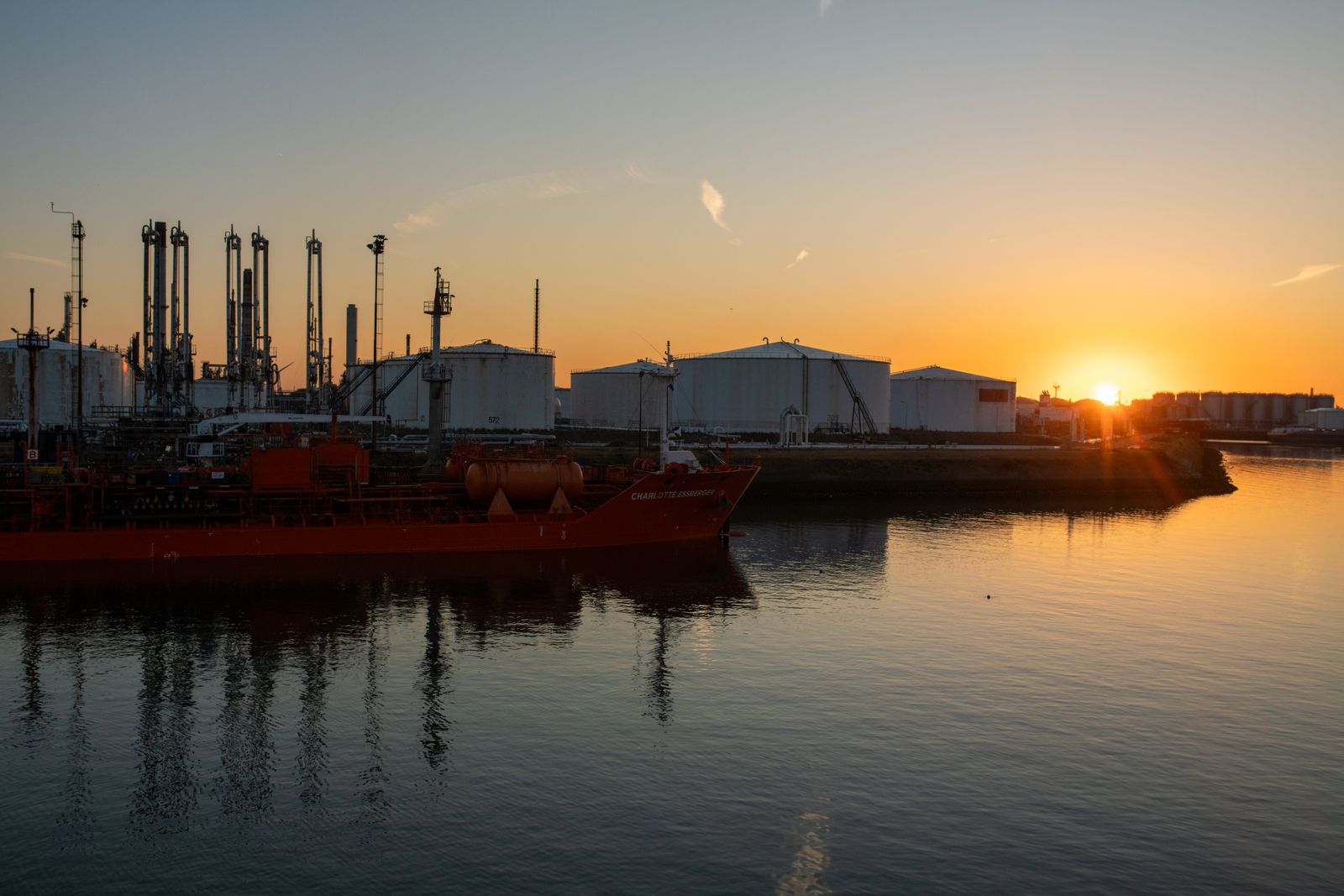 Port énergétique et pétrolier au lever du soleil