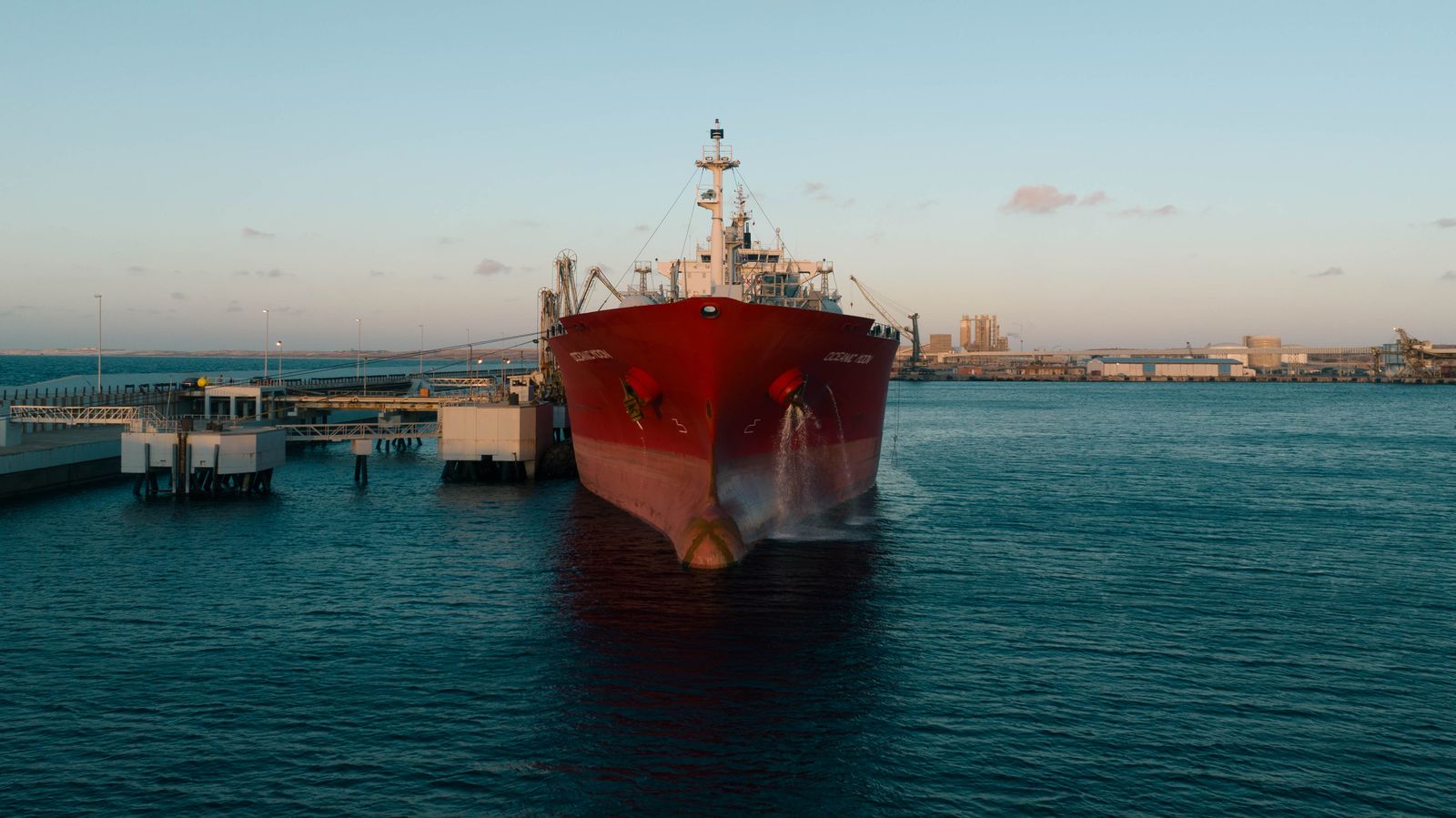 Navire marchand amarré dans un port industriel