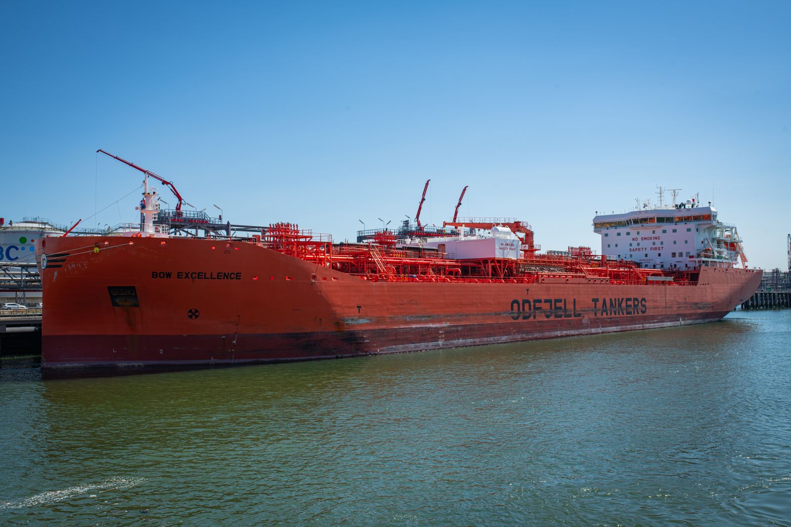 Pétrolier à quai dans un terminal portuaire